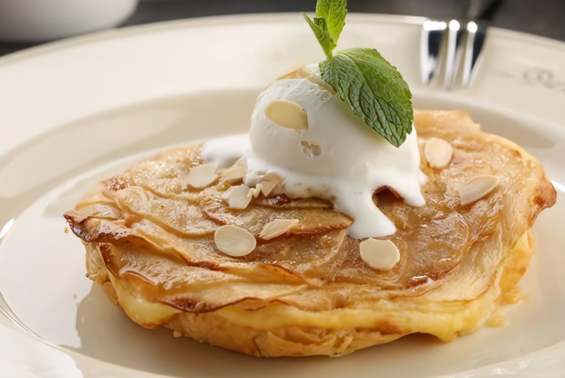 Яблочно-грушевый пирог с ванильным мороженым