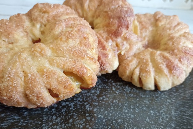 Яблочные колечки в слоеном тесте как в пинтерест