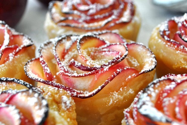 Яблочные розочки в слоеном тесте