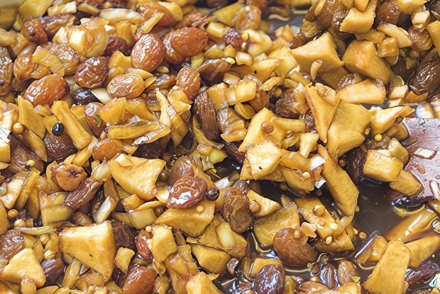 Яблочный чатни со специями и изюмом