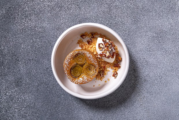 Яблочный пирог с карамельным пеканом