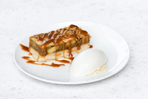 Яблочный пирог с мороженым