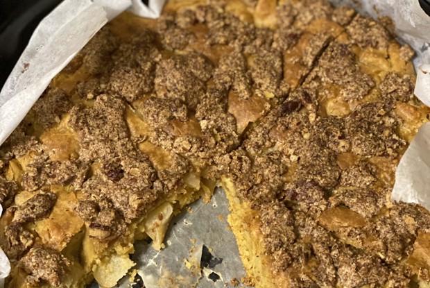 Яблочный пирог с крамблом из пекана