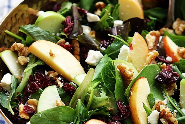 Яблочный салат с клюквой и кедровыми орешками