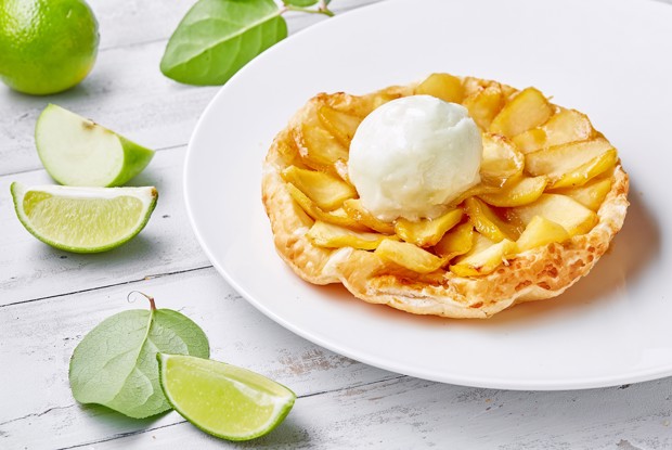 Яблочный тарт татен с мороженым