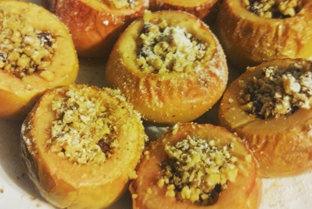 Яблоки печеные с клюквой, медом и орехами