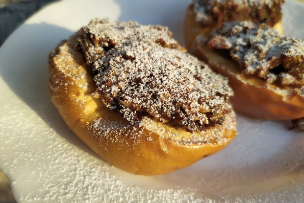 Яблоки, запеченные с черносливом и грецкими орехами