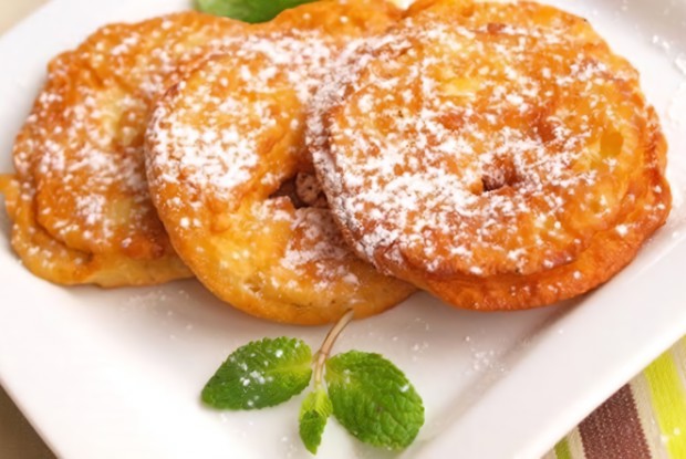 Яблоки, жаренные в кляре