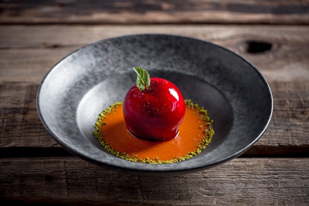 Яблоко, запеченное с черносливом, орехами и манговым соусом