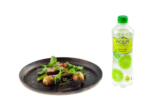 Ягненок с пюре из шампиньонов и земляникой