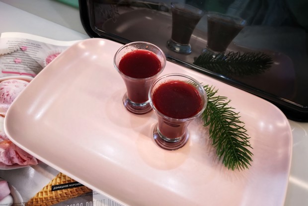 Ягодный морс с имбирем и вишней