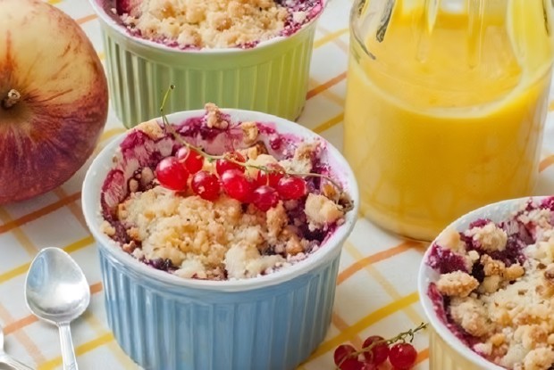 Ягодный крамбл с яблоками