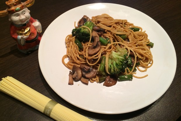 Яичная лапша с брокколи и грибами