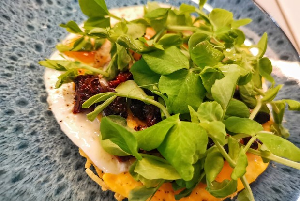 Яичница на сырной основе