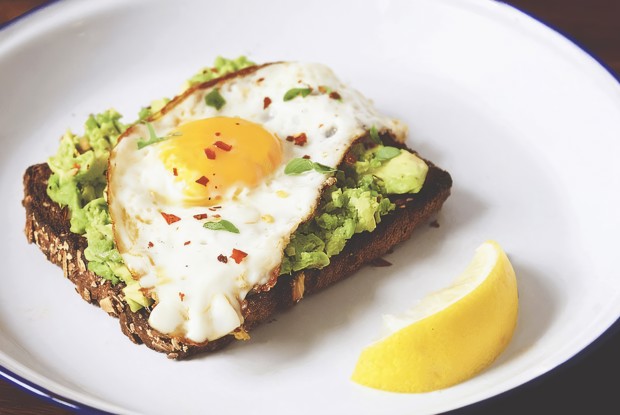 Яичница на тосте с авокадо