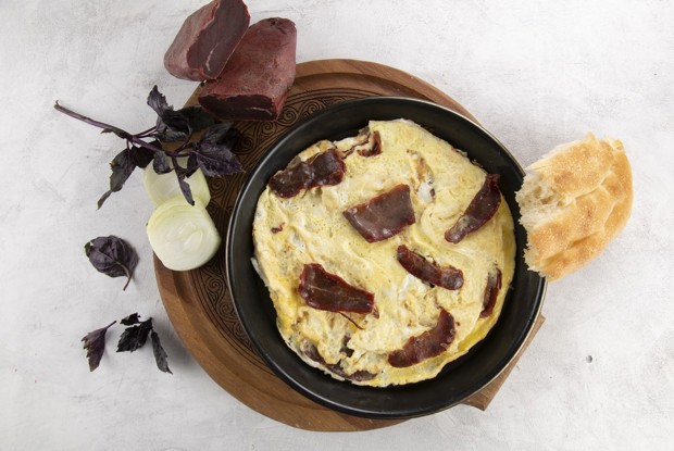 Яичница с бастурмой и топленым маслом