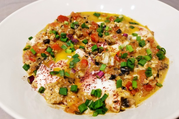 Яичница с брынзой и грибами