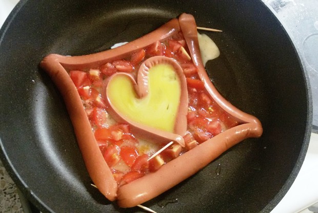 Яичница с черри и сосисками