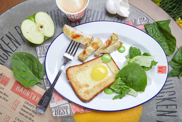 Яичница с цыпленком в хлебе от Chicken Run