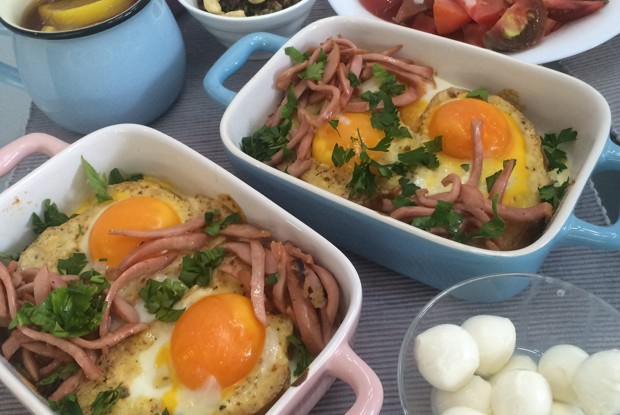 Яичница с докторской колбасой в хлебе