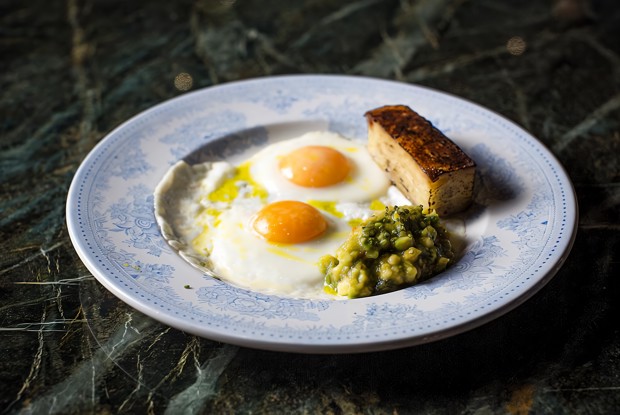 Яичница с картофельным гратеном и авокадо