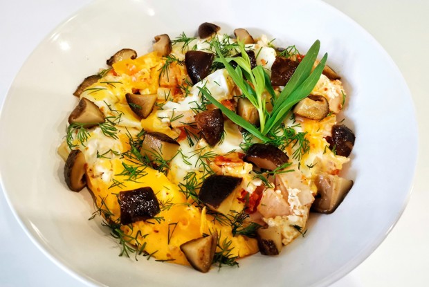 Яичница с маринованными грибами