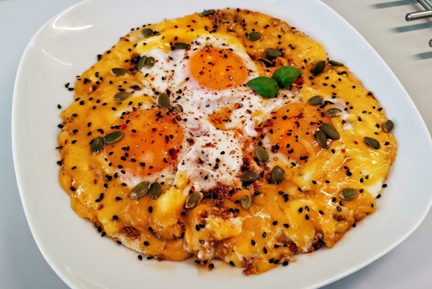 Яичница с обжаренным кунжутом