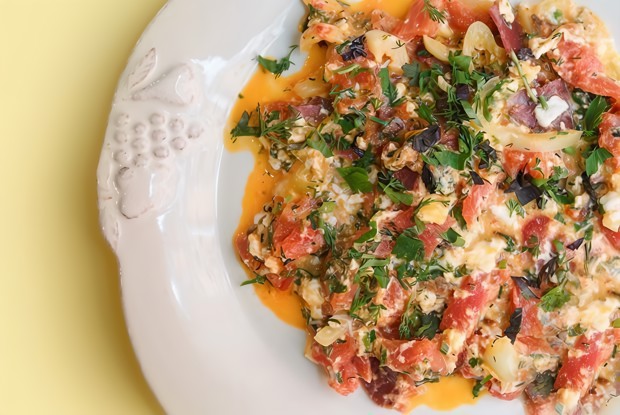 Яичница с помидорами и бастурмой