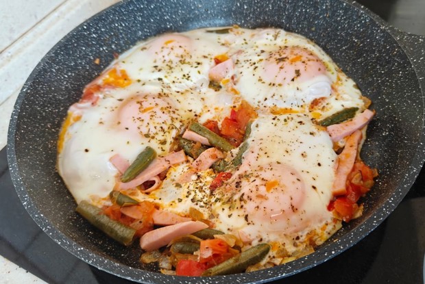 Яичница с помидорами и стручковой фасолью