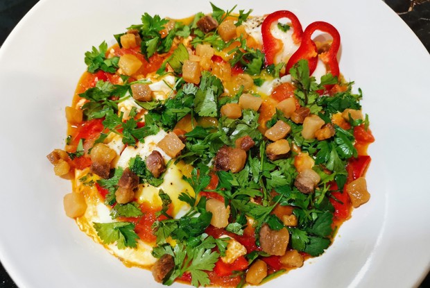 Яичница с салом и овощами