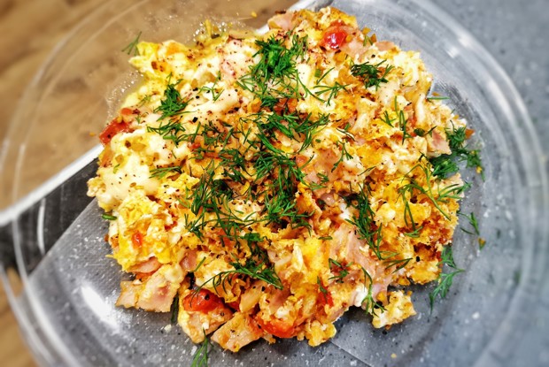 Яичница с сыром сулугуни