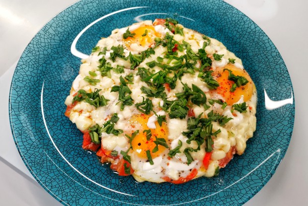 Яичница с сыром сулугуни