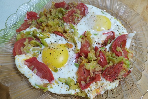Яичница с кабачками и помидором