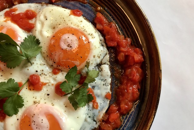 Яичница с томатным соусом