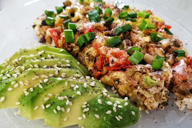 Яичница с тремя видами лука и овощами