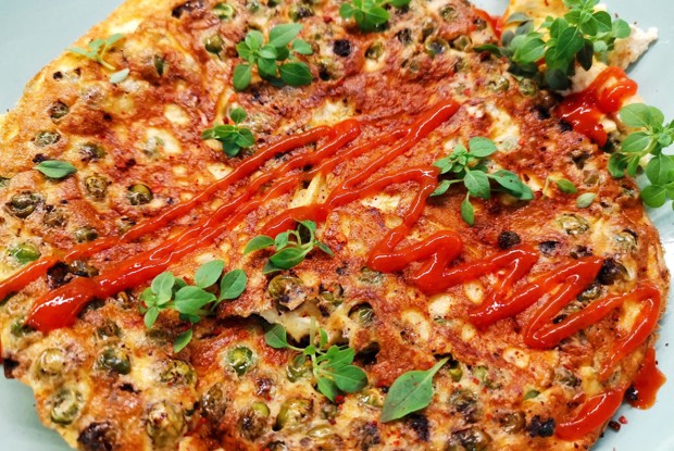 Яичница с творожным сыром и горошком