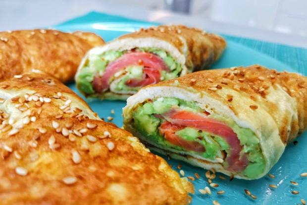 Яичный рулет с кетой и авокадо