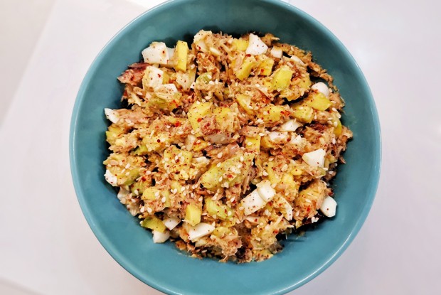 Яичный салат с тунцом и авокадо