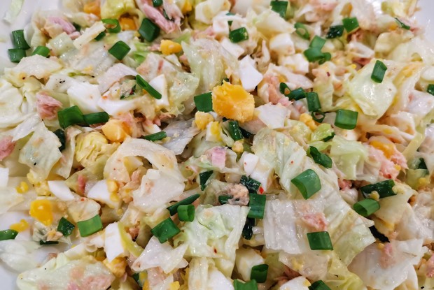 Яичный салат с тунцом и зеленью