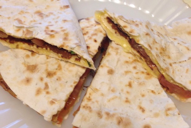 Яичные лепешки в лаваше с сыром и томатами