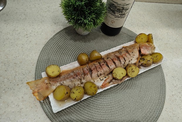 Янтарная форель с беби-картофелем в прованских травах