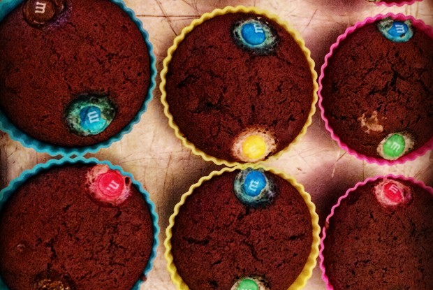 Яркие шоколадные маффины