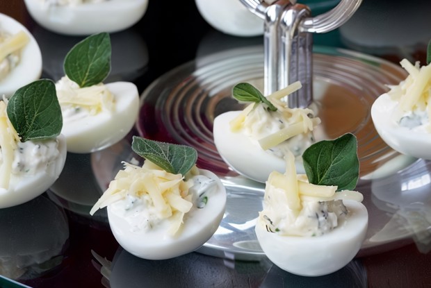 Яйца цесарки фаршированные сыром и тархуном
