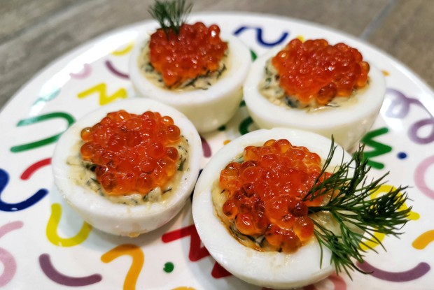Яйца, фаршированные икрой и зеленью