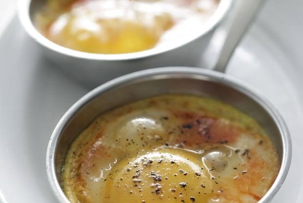 Яйца-кокот с кабачками и карри