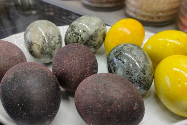 Яйца, окрашенные в красном вине