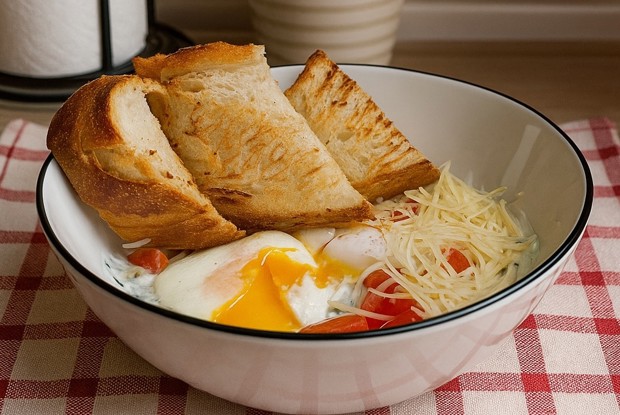 Яйца пашот с соусом из йогурта с зеленью