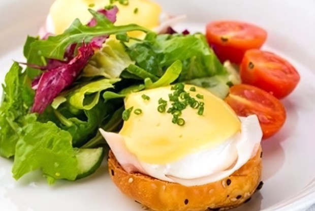 Яйца пашот с жареной копченой курицей под голландским соусом