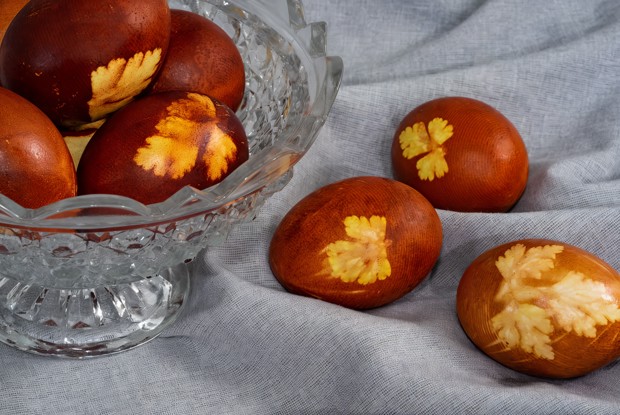 Яйца в луковой шелухе