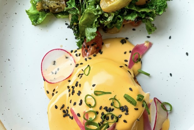 Яйцо пашот на дранике из батата